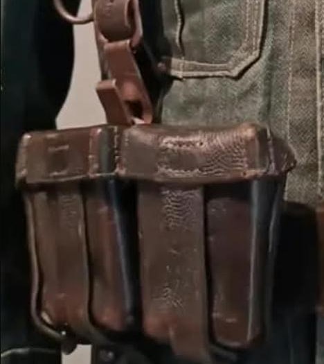 Dreiteilige Patronentasche aus Leder für Kar-98k-Ladestreifen, am Tragegestell.