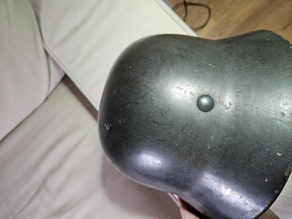 Derselbe Helm im Gegenlicht: die Wölbung des Stahls und die seitliche Niete.