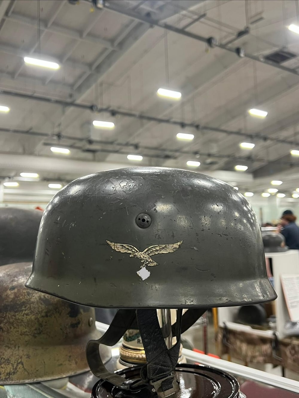 Deutscher Fallschirmjägerhelm mit Luftwaffen-Abzeichen und Kinnriemen aus Leder. Das Symbol ist unkenntlich gemacht (§ 86a StGB).