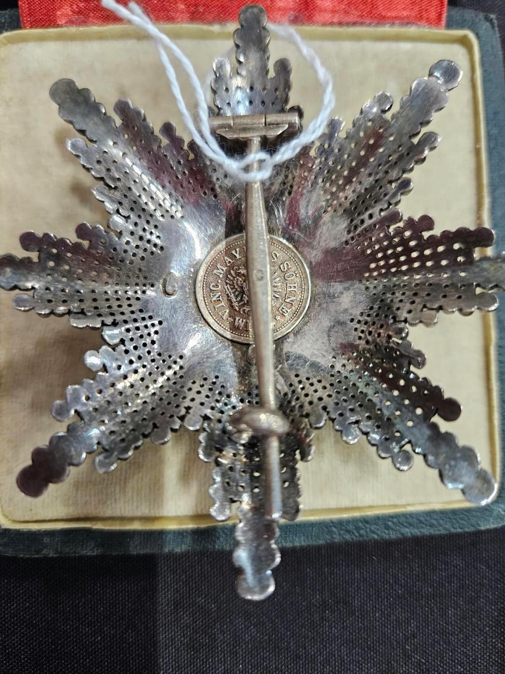 Rückseite des Bruststerns zum Franz-Joseph-Orden: Herstellerpunze Vinc. Mayer's Söhne, Wien, und die Nadel. Daran sieht man zuerst, ob ein Stern zeitgenössisch ist.